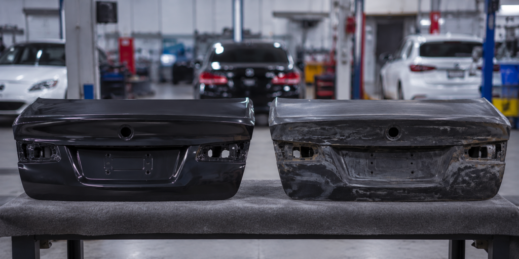 Comparação entre tampa de porta-malas original e recondicionada em oficina automotiva, destacando diferenças de acabamento, qualidade, durabilidade e a importância da escolha correta para segurança e valorização do veículo.