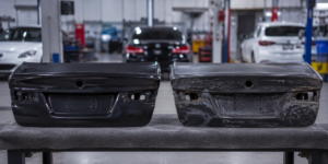 Comparação entre tampa de porta-malas original e recondicionada em oficina automotiva, destacando diferenças de acabamento, qualidade, durabilidade e a importância da escolha correta para segurança e valorização do veículo.